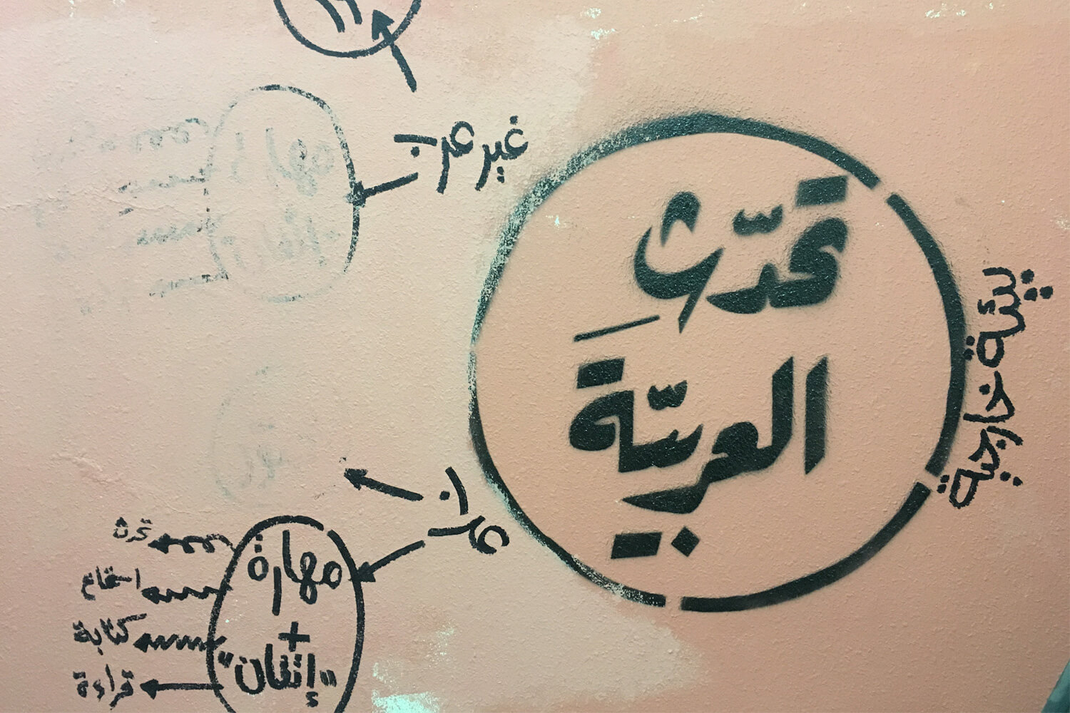 فكرة، ورق كرتوني، قلم، مشرط، وبخاخ.. ها هو الختم.